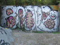 833762 Afbeelding van graffiti met vrouwelijke Utrechtse kabouters (KBTR's) en heel veel blote borsten, op een muur ...